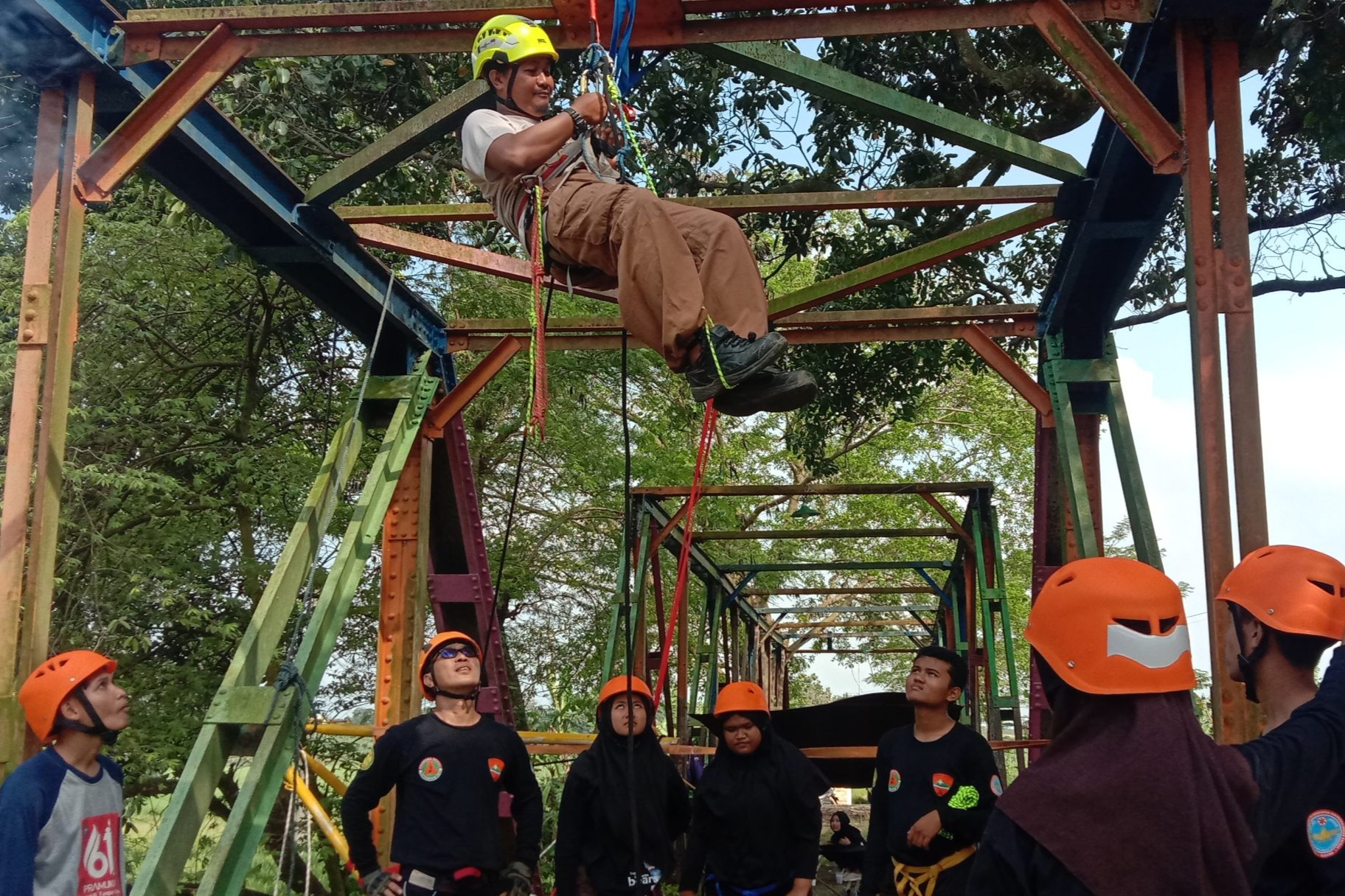 You are currently viewing Pengenalan Teknik Kegiatan di Atas Ketinggian untuk Anggota Pramuka